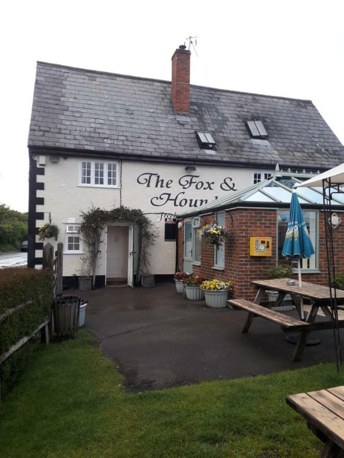 Hotel The Fox And Hounds à Uffington  Extérieur photo